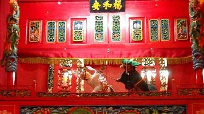 Dalang memainkan kesenian tradisional Wayang Potehi di Kelenteng Tay Kak Sie, Semarang.
