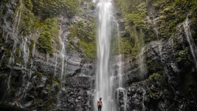 Pemandangan air terjun ganda Curug Lawe Benowo di lereng Gunung Ungaran Semarang.
