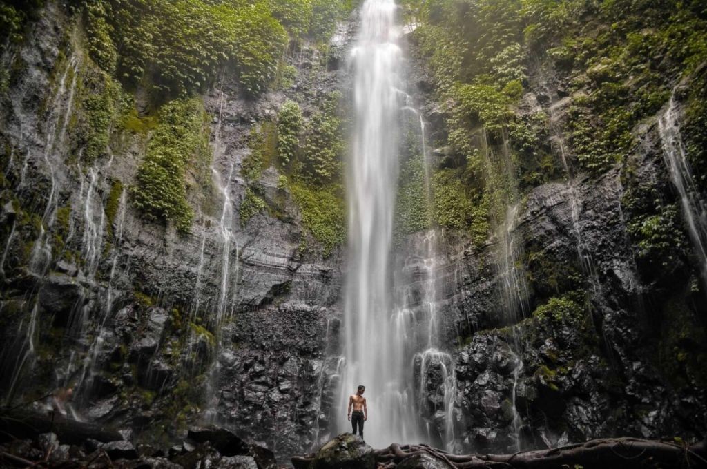 Pemandangan air terjun ganda Curug Lawe Benowo di lereng Gunung Ungaran Semarang.