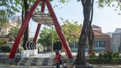Suasana estetik jalur pedestrian dan sungai di Kampung Kali, Jalan Mayjen Sutoyo, Semarang pada malam hari.