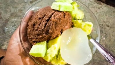 Semangkuk Es Puter Cong Lik dengan topping roti tawar, sagu mutiara, dan kelapa muda di Semarang.
