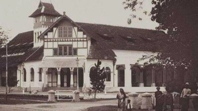 Kondisi sisa bangunan bioskop stand-alone di Semarang yang pernah berjaya pada era 1980-an sebelum akhirnya gulung tikar akibat krisis moneter 1998.