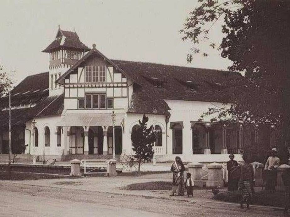 Kondisi sisa bangunan bioskop stand-alone di Semarang yang pernah berjaya pada era 1980-an sebelum akhirnya gulung tikar akibat krisis moneter 1998.