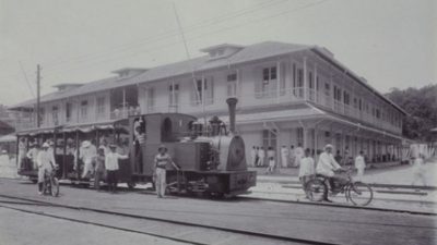 Kereta trem uap kuno beroperasi di jalanan Kota Semarang pada masa Hindia Belanda tahun 1882.