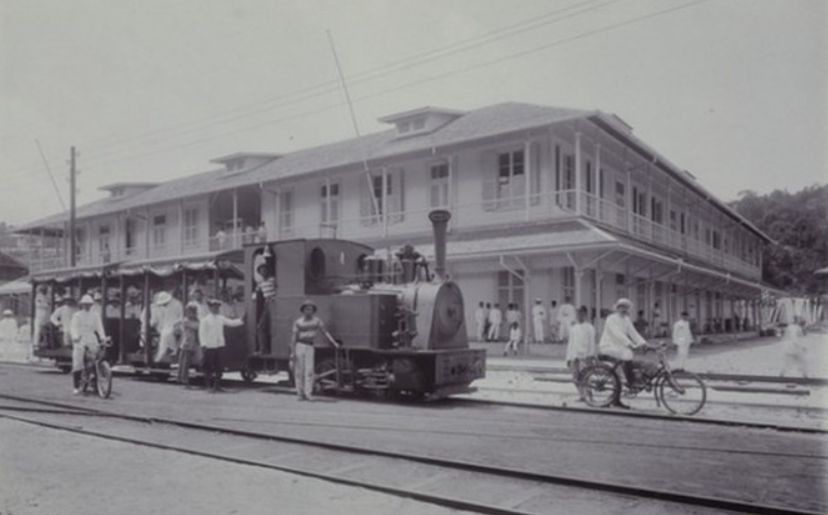 Kereta trem uap kuno beroperasi di jalanan Kota Semarang pada masa Hindia Belanda tahun 1882.