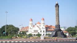 Monumen Tugu Muda Semarang berdiri megah di persimpangan jalan lalu lintas kota.
