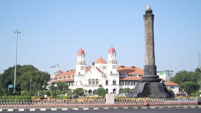 Monumen Tugu Muda Semarang berdiri megah di persimpangan jalan lalu lintas kota.