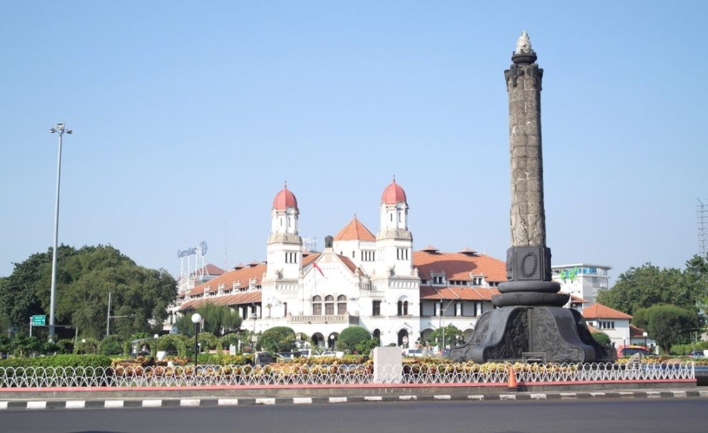 Monumen Tugu Muda Semarang berdiri megah di persimpangan jalan lalu lintas kota.