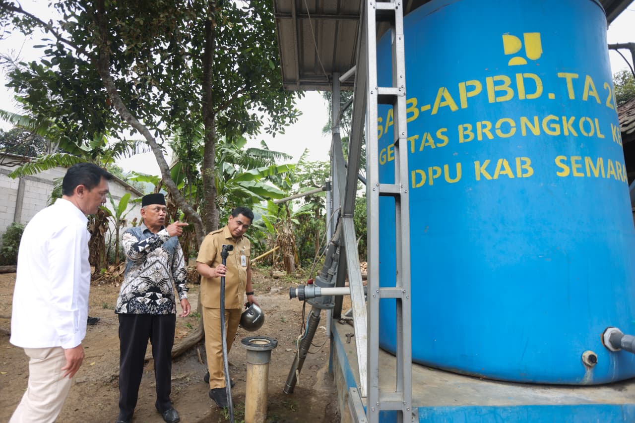 Wakil Gubernur Jawa Tengah Taj Yasin Maimoen memeriksa pipa sumur bor dan tandon air DPU Kabupaten Semarang di Dusun Gertas Desa Brongkol saat peluncuran Gerakan Sak Omah Sak Sumur Resapan.