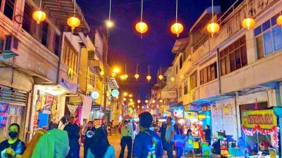 Suasana pengunjung menikmati ragam kuliner malam halal di Pasar Semawis Semarang.